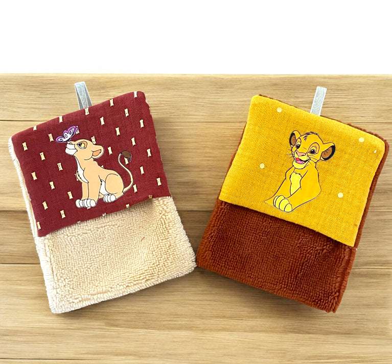Lot de 2 débarbouillettes. Lions 2