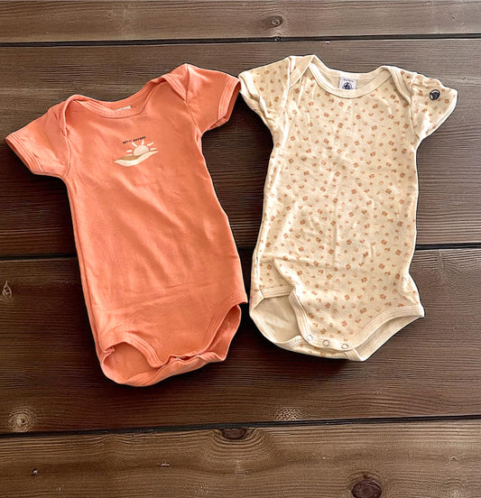 Lot de 2 bodies Petit Bateau. 12 mois.