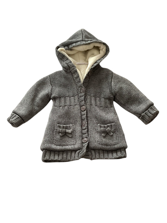 Manteau à capuche doublé polaire.